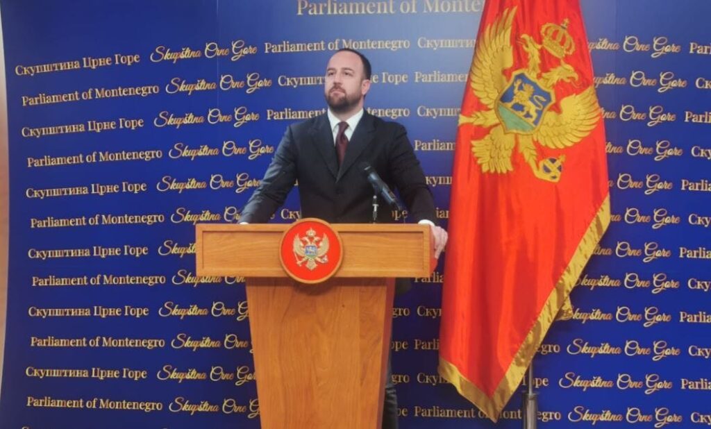 Nikolić: Ništa od Vladine najave o zatvaranju dva poglavlja u maju i Međuvladine konferencije u Briselu 4 Nikolić: Ništa od Vladine najave o zatvaranju dva poglavlja u maju i Međuvladine konferencije u Briselu