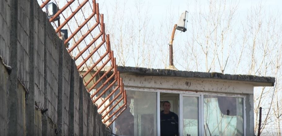 Sindikat zatvorskih službenika: Naše plate su manje od željezničara, konobara i taksista, a čuvamo najokorelije kriminalce regiona 4 Sindikat zatvorskih službenika: Naše plate su manje od željezničara, konobara i taksista, a čuvamo najokorelije kriminalce regiona