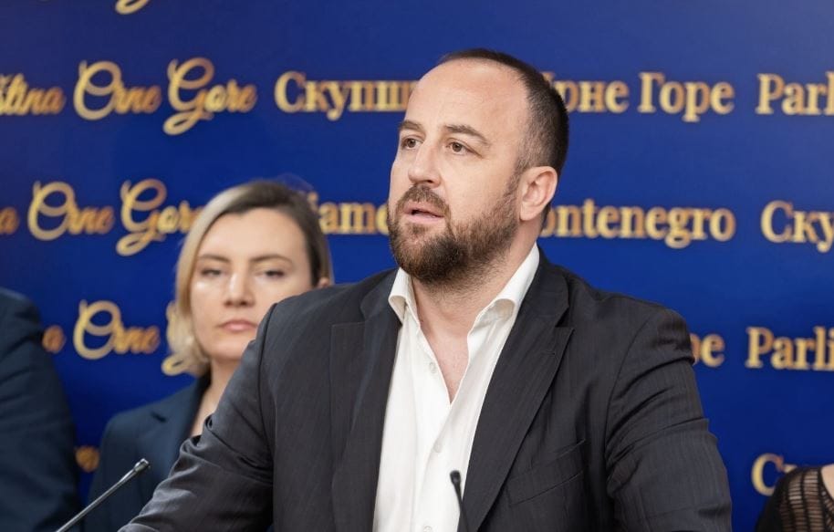 Nikolić: Blokiran Ustavni sud u interesu vladajuće većine 7 Nikolić: Blokiran Ustavni sud u interesu vladajuće većine