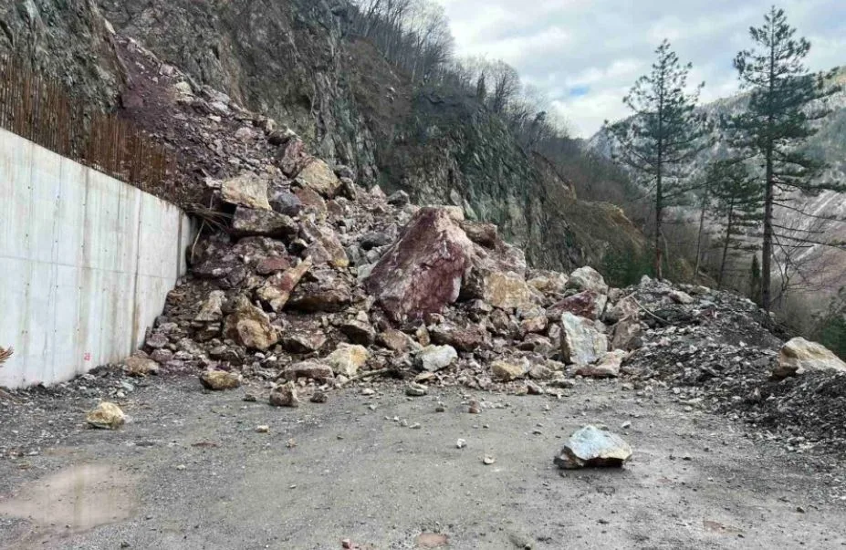 Stanje na putevima: Oprezno zbog odrona 2 Stanje na putevima: Oprezno zbog odrona
