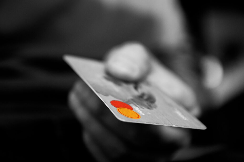 Banka Rusije najavila povlačenje Visa i Mastercard kartica
