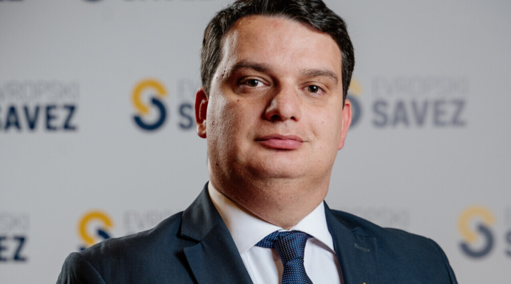 Odžić: Spajić farba avione za EU, ali se plašim da će ubrzo aterirati politički