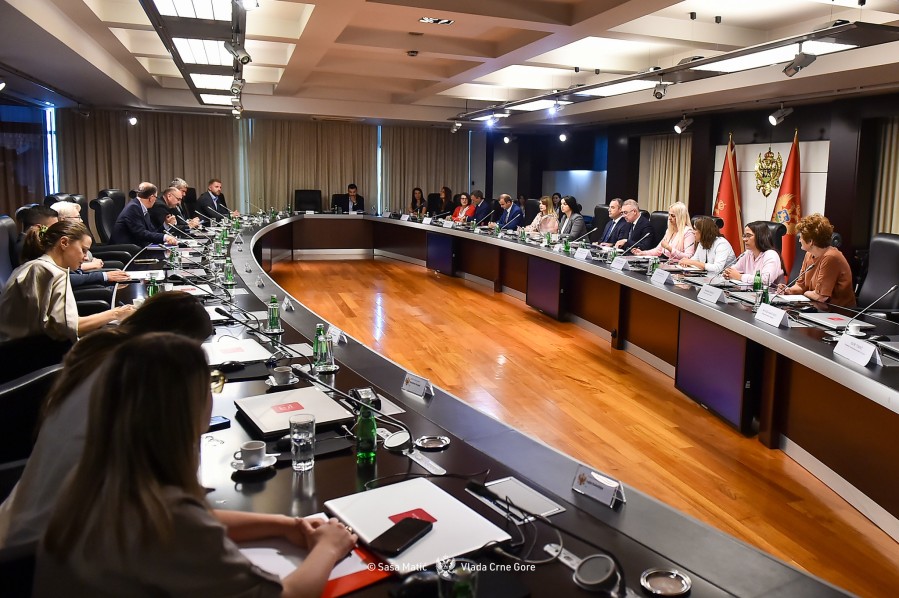 Otpremnina za zaposlene u javnom sektoru tri minimalne zarade 4 Otpremnina za zaposlene u javnom sektoru tri minimalne zarade