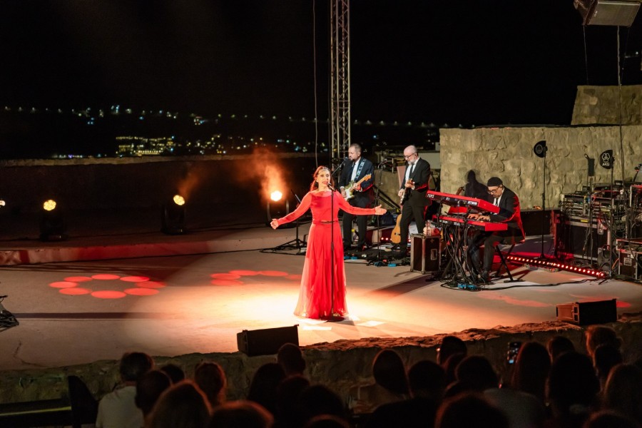 Otvoren 19. Guitar Art Summer Fest: Španska diva Luz Casal priredila senzacionalan koncert na Kanli kuli