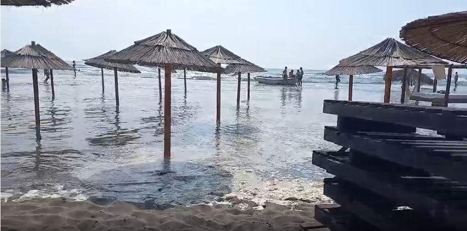 Talasi i strujanja vode poplavili kupališta na Velikoj plaži