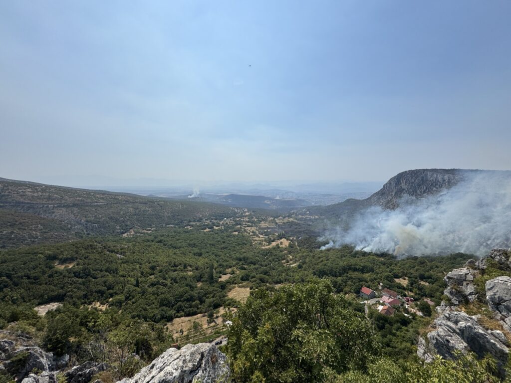 (VIDEO/FOTO) Bojanović: Situacija pod kontrolom, u Kučima vatra odbijena od kuća, u Piperima spašeno oko 10 objekata