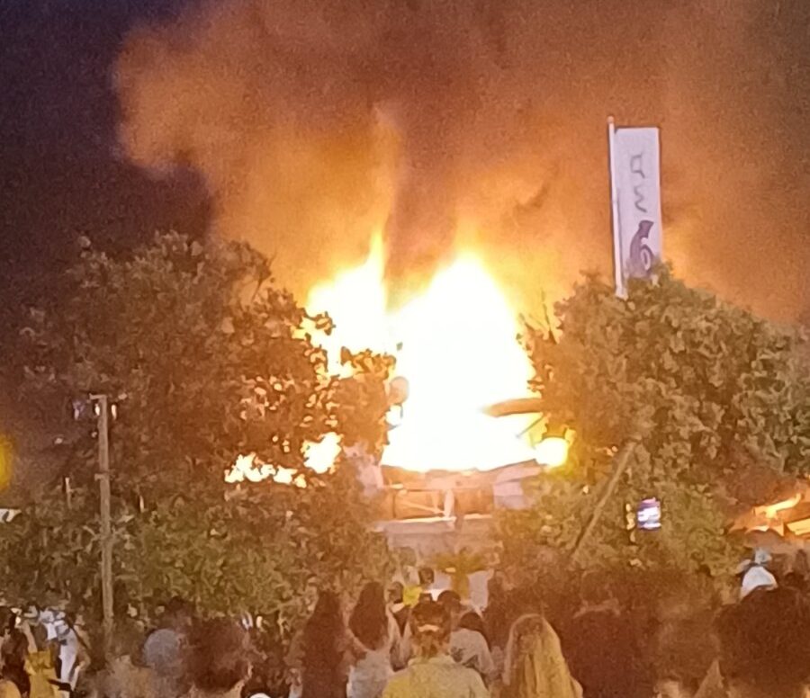(VIDEO) Ugašen požar u budvanskoj marini, vlasnik jahte rekao da je uzrok požara kvar