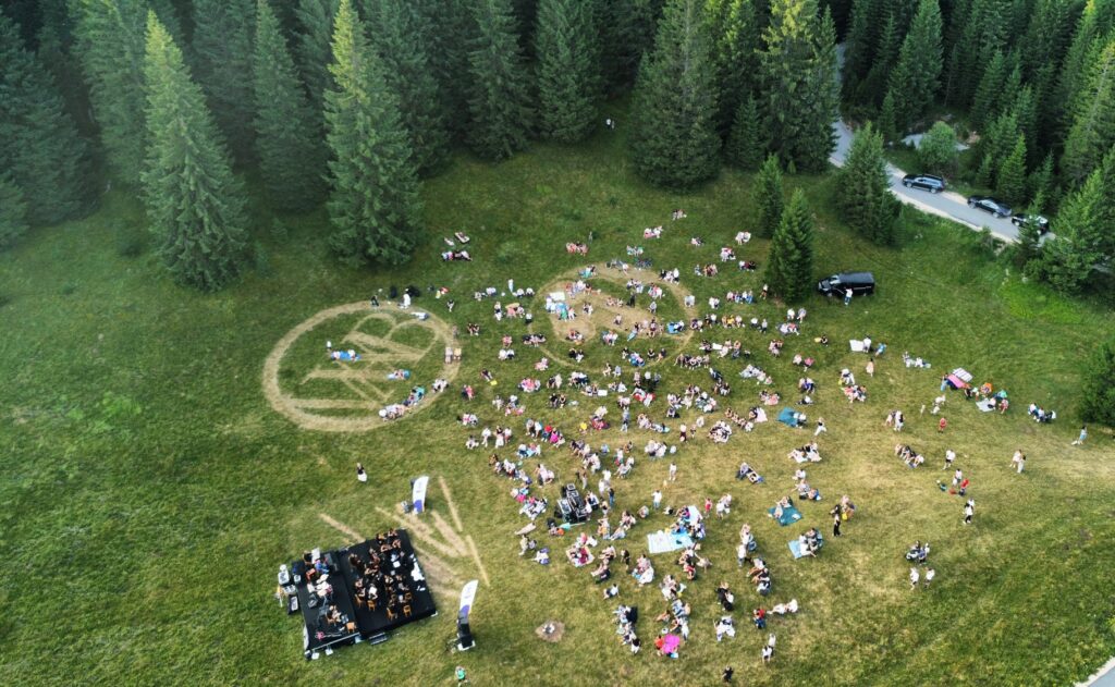 Na Žabljaku urađen najveći piktogram na travi u svijetu 11 Na Žabljaku urađen najveći piktogram na travi u svijetu