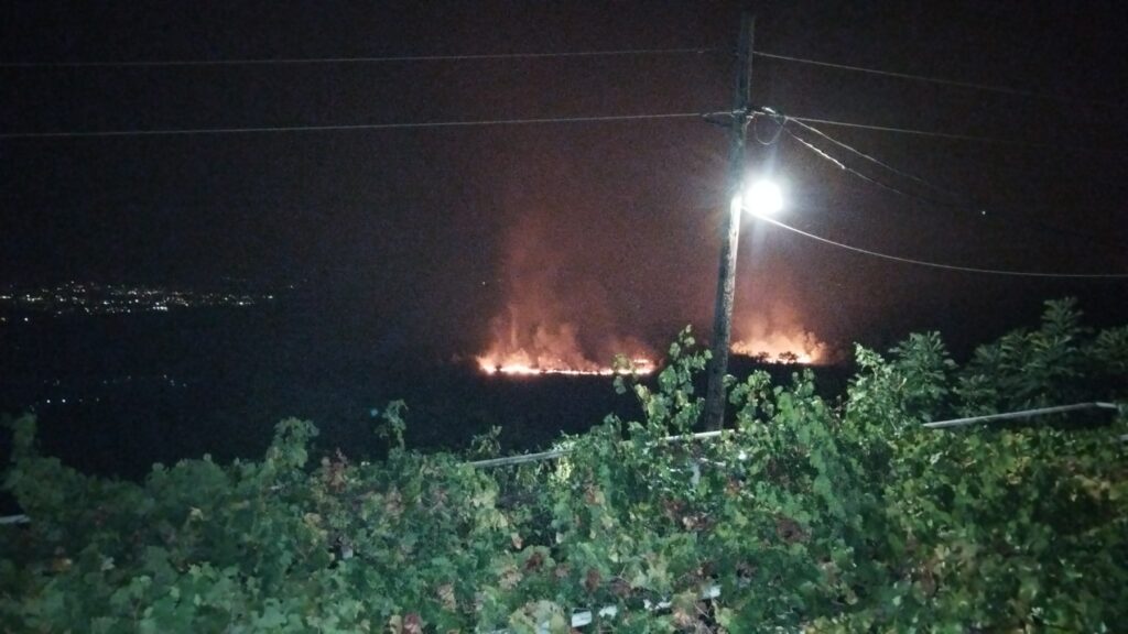 Stijena Piperska ponovo u opasnosti, vatra udara s desnog boka