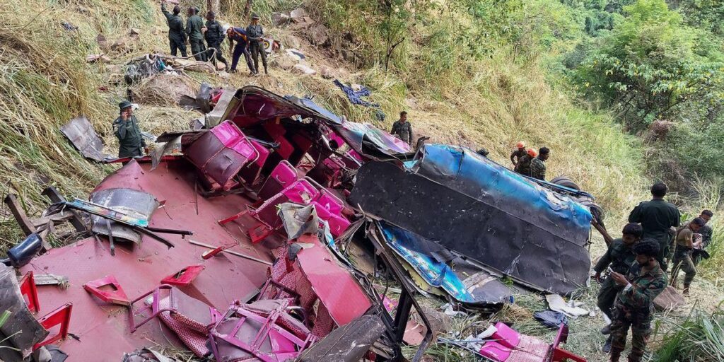 Autobus sletio sa litice u Šri Lanki: Poginulo 15 ljudi, 16 povrijeđeno 15 Autobus sletio sa litice u Šri Lanki: Poginulo 15 ljudi, 16 povrijeđeno