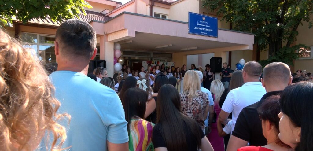 (VIDEO) Upis đaka prvaka u OŠ „Branko Božović protekao svečano, radosno i sa mnogo emocija