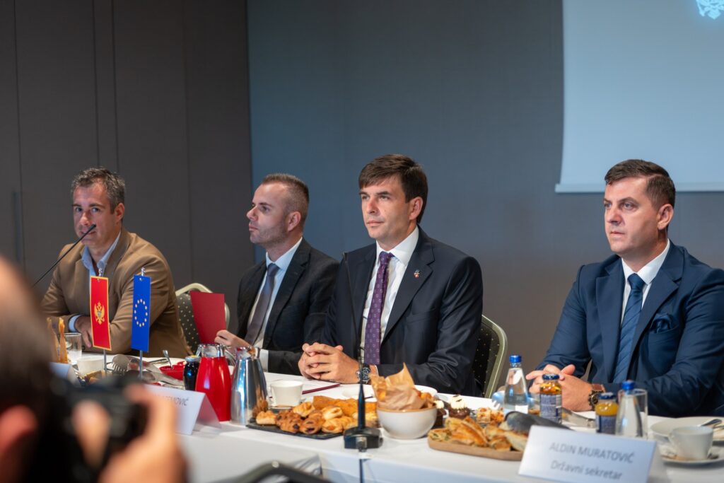 Azemović održao radni doručak sa novinarima: Dijaspora u fokusu državne politike