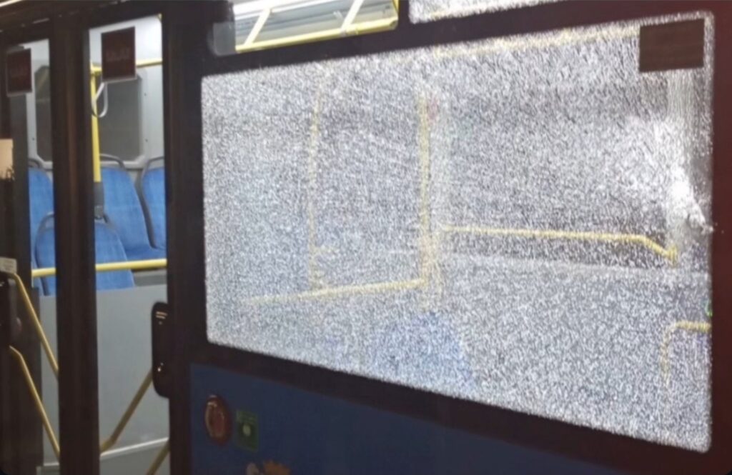 Kamenovan autobus gradskog prevoza na Koniku