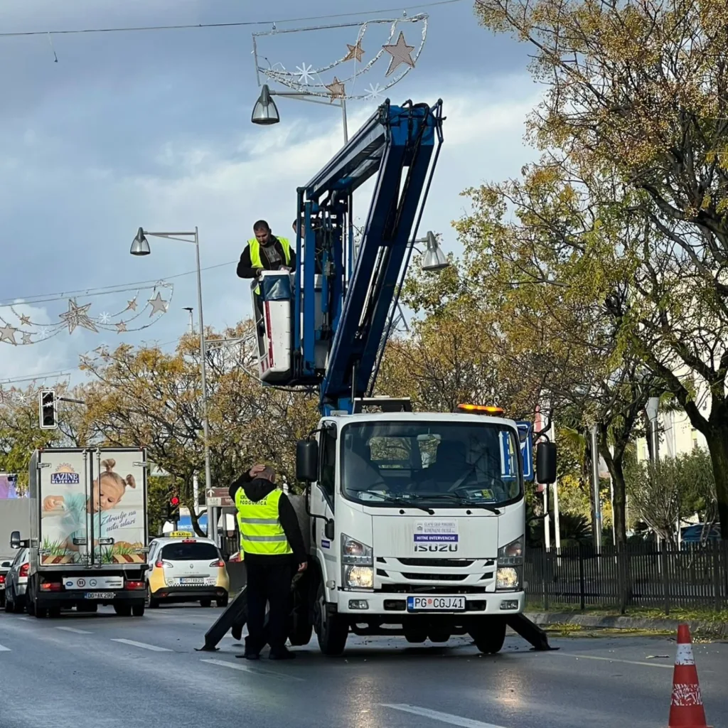 Komunalne usluge: Počelo novogodišnje kićenje grada, za nove ukrase 25.000 eura
