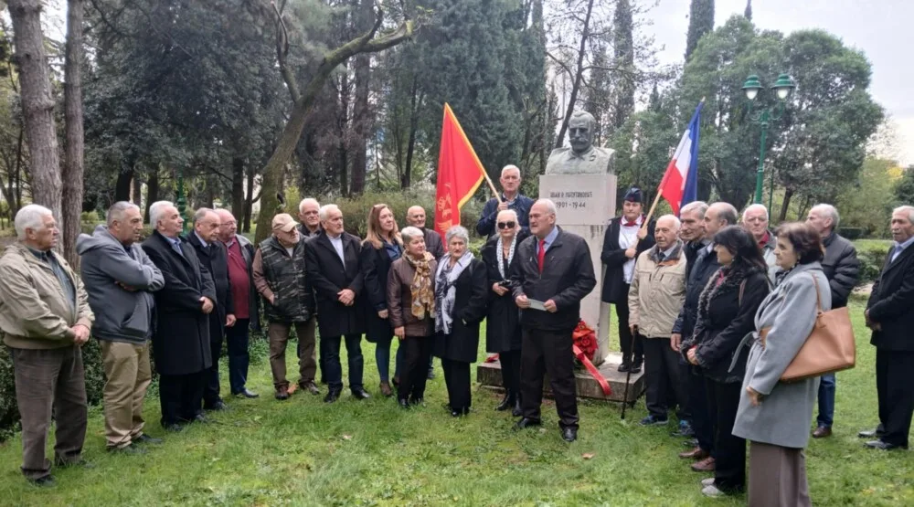 SOBNOR i OBNOR obilježili Dan Republike: Položili cvijeće na spomenik Ivana Milutinovića i Josipa Broza Tita 9 SOBNOR i OBNOR obilježili Dan Republike: Položili cvijeće na spomenik Ivana Milutinovića i Josipa Broza Tita