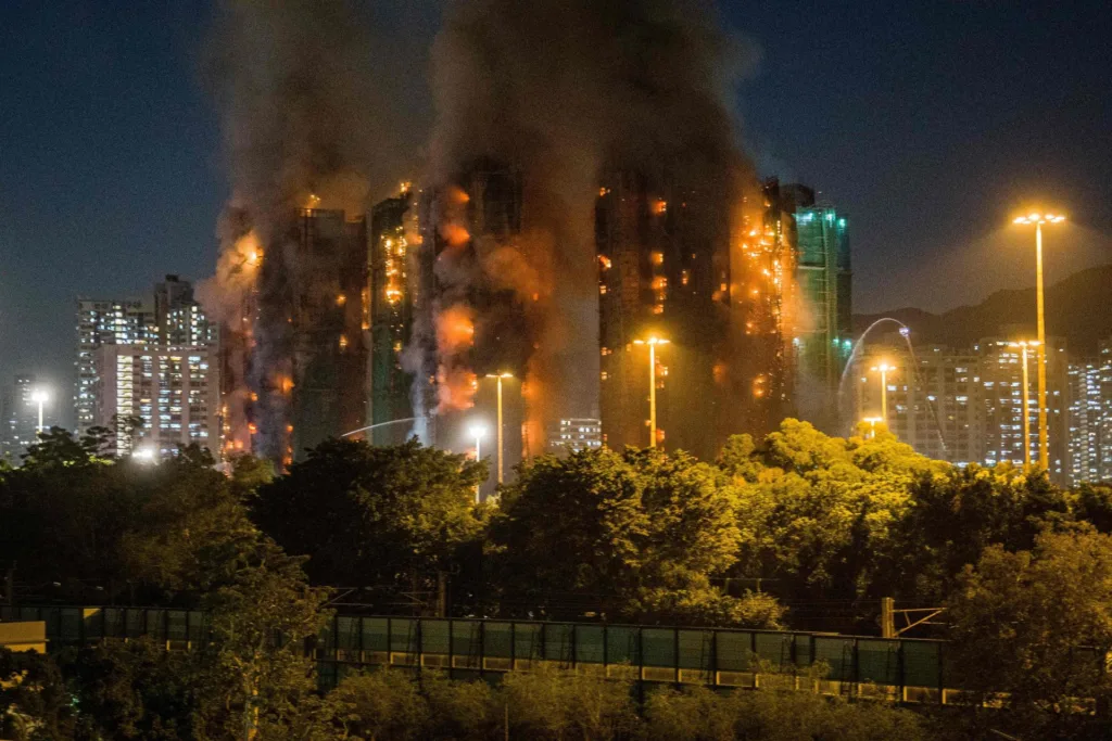 Hong Kong: U porastu broj mrtvih, s vatrom se bori više od 700 vatrogasaca