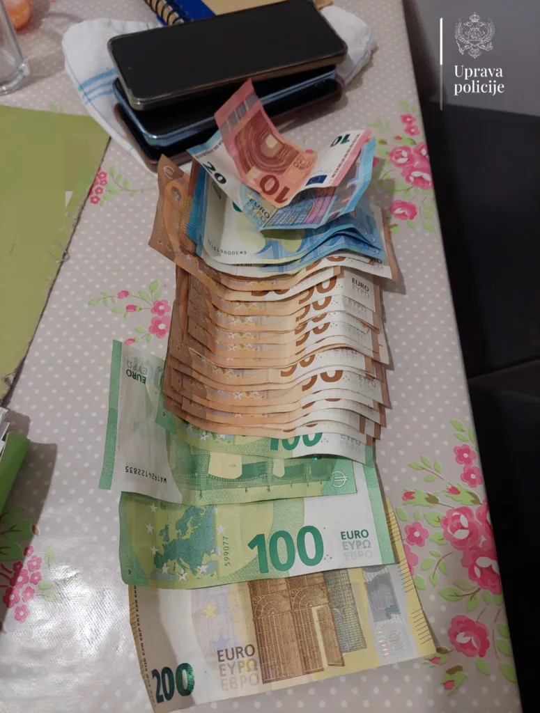 Ulcinj: Protjerane tri Kineskinje zbog prostitucije, u stanu pronađen novac u različitim valutama 16 Ulcinj: Protjerane tri Kineskinje zbog prostitucije, u stanu pronađen novac u različitim valutama