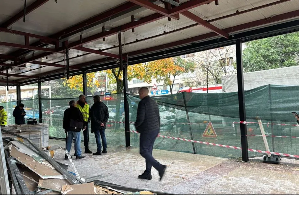 U toku je rušenje tende restorana u Bulevaru revolucije