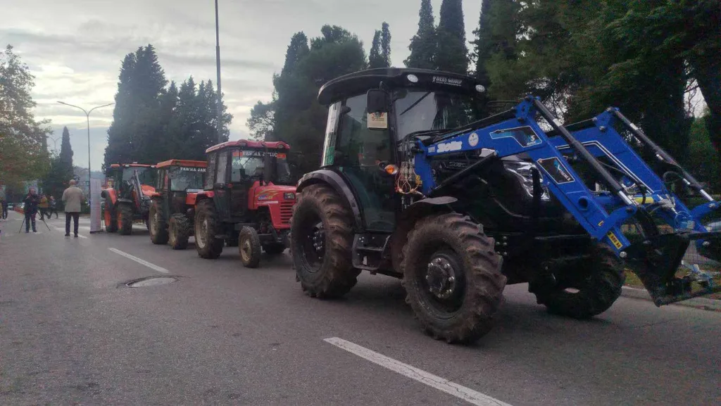 (FOTO/VIDEO) Počeo protest poljoprivrednika: Ukoliko se nadležni ogluše o zahtjeve bićemo prinuđeni na radikalizaciju“