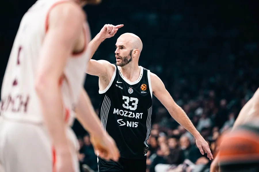 Navijači zviždali igračima i skandirali Obradoviću, Partizan slavio protiv Bajerna 10 Navijači zviždali igračima i skandirali Obradoviću, Partizan slavio protiv Bajerna