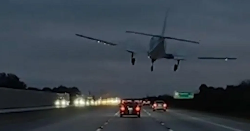 Avion sletio na krov automobila