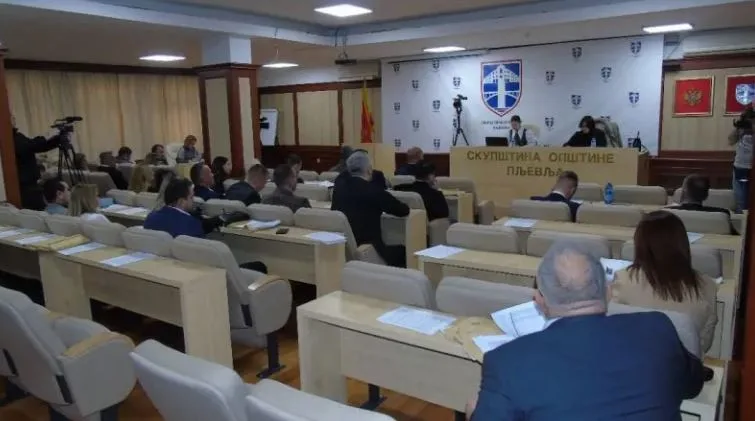 Održana hitna sjednica SO Pljevlja: Obezbijediti subvencije za struju, građanima kupiti klime