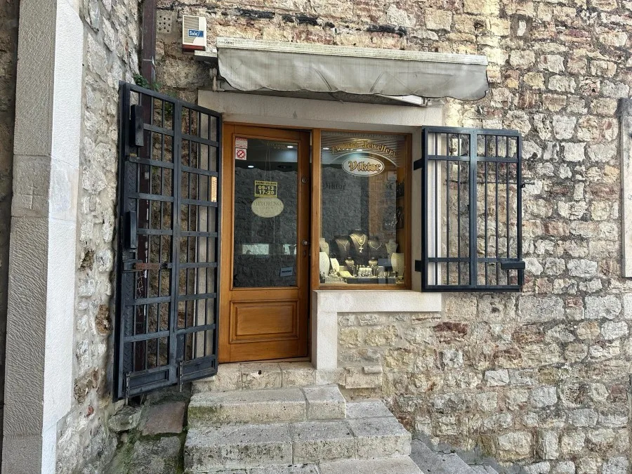 Herceg Novi: Ušao da opljačka zlataru, pa pobjegao nakon što je vlasnik izvadio pištolj