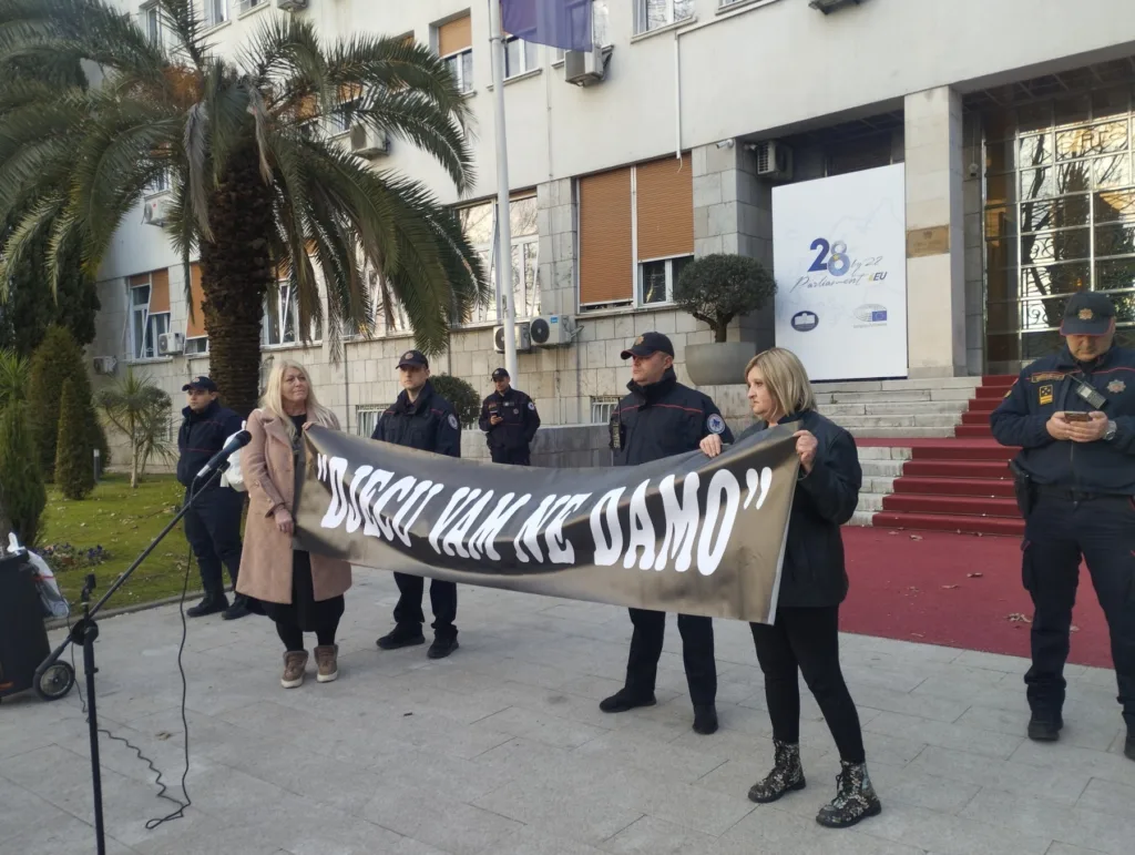 Održan protest ispred Skupštine zbog obavezne vakcinacije: „Hoćemo pravo na izbor“
