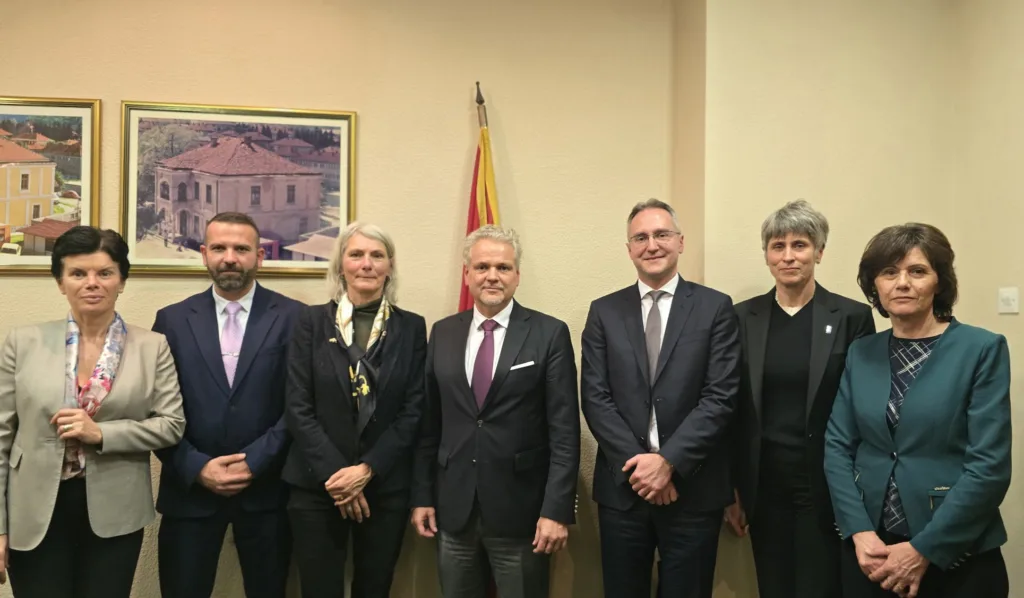 Sastanak Satlera i Perčobića: Zavod za zapošljavanje primjer reformskog napretka Crne Gore ka EU 1 Sastanak Satlera i Perčobića: Zavod za zapošljavanje primjer reformskog napretka Crne Gore ka EU