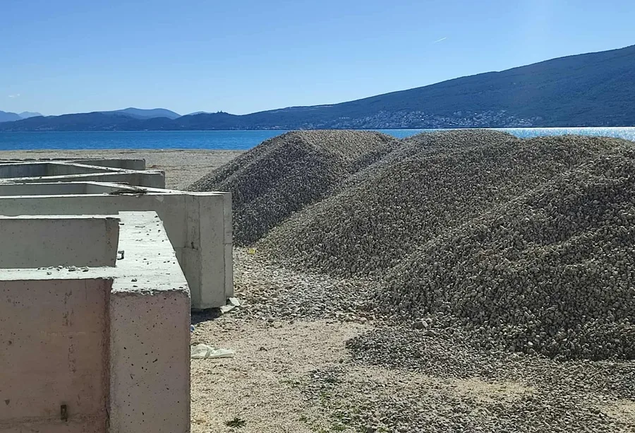 Betonizacija kopna i mora u Baošićima