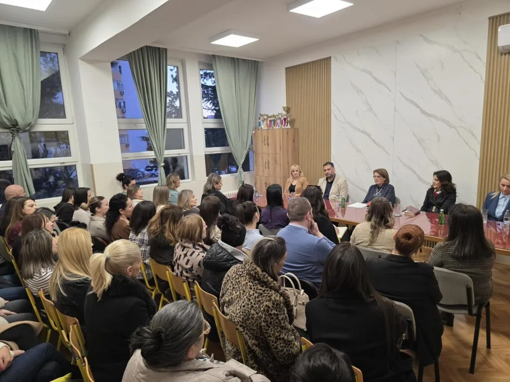Borovinić Bojović: Zajedno za sigurnost djece u školama 12 Borovinić Bojović: Zajedno za sigurnost djece u školama
