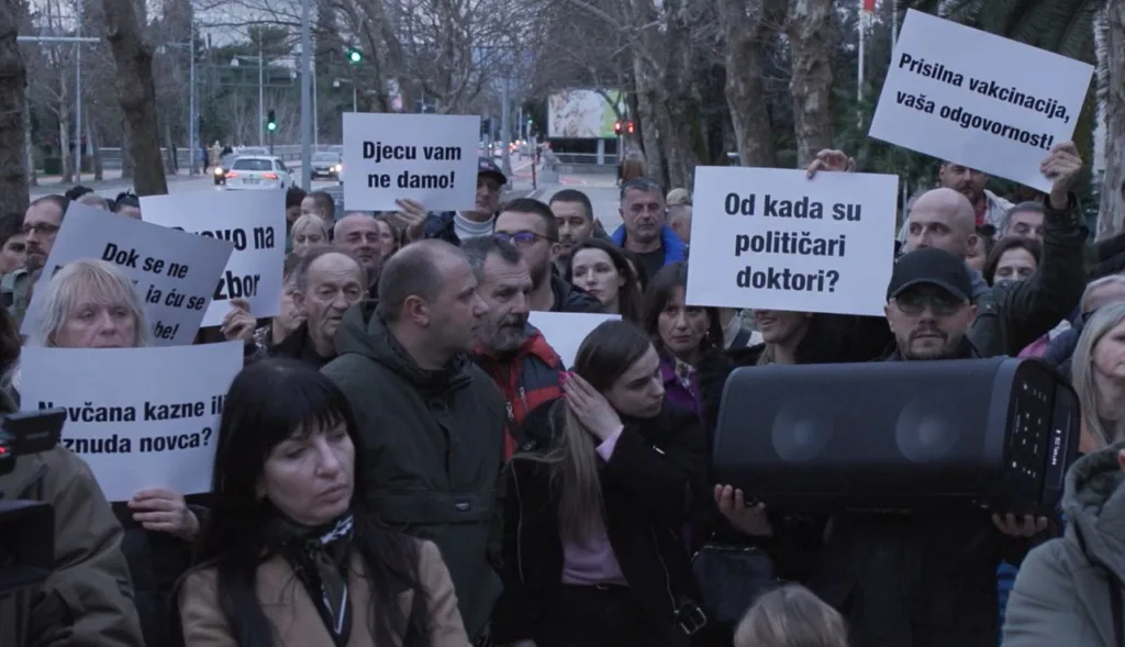 (VIDEO) Protest ispred Skupštine zbog obavezne vakcinacije predškolaca: Roditelji traže povlačenje zakona