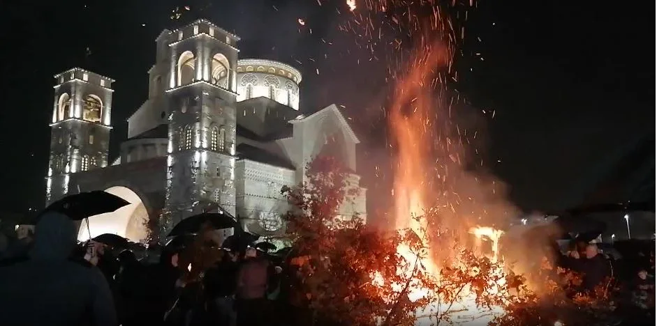 Mitropolit Joanikije ispred Sabornog hrama: Da se zagrlimo i prevaziđemo međusobne nesporazume