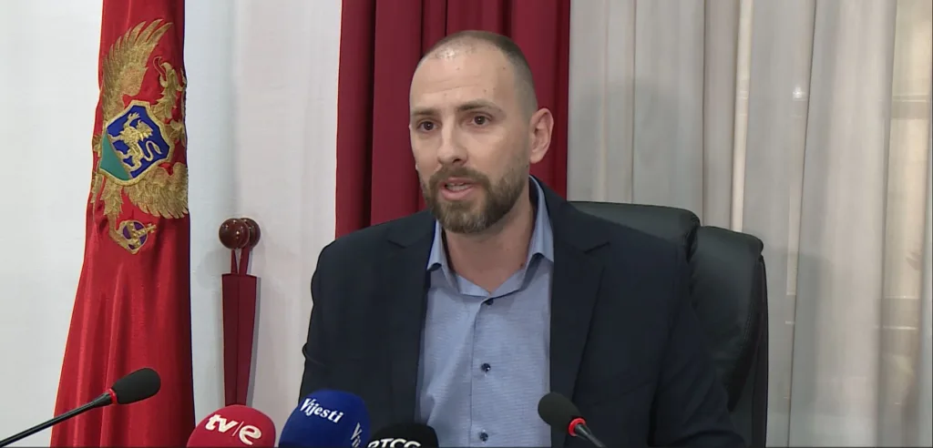 (VIDEO) Ajković: Ukinuta odredba kojom je uvedena neradna nedjelja neustavna jer se time krši princip jednakosti svih pred zakonom