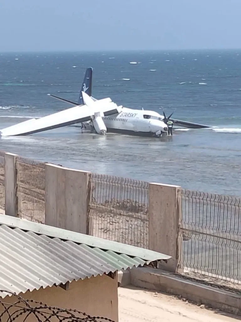 (VIDEO) Drama u Somaliji, putnički avion pao u more 1 (VIDEO) Drama u Somaliji, putnički avion pao u more