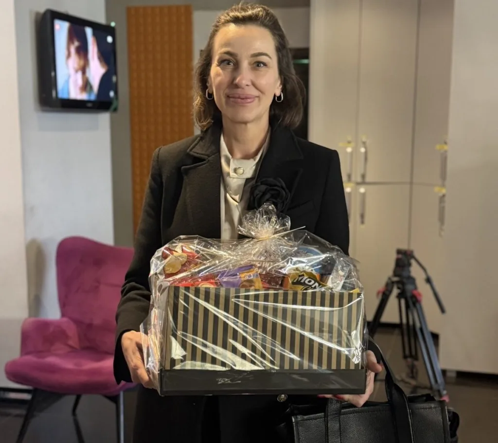 Laković posjetila novinare RTV Podgorica i uručila im poklone 6 Laković posjetila novinare RTV Podgorica i uručila im poklone