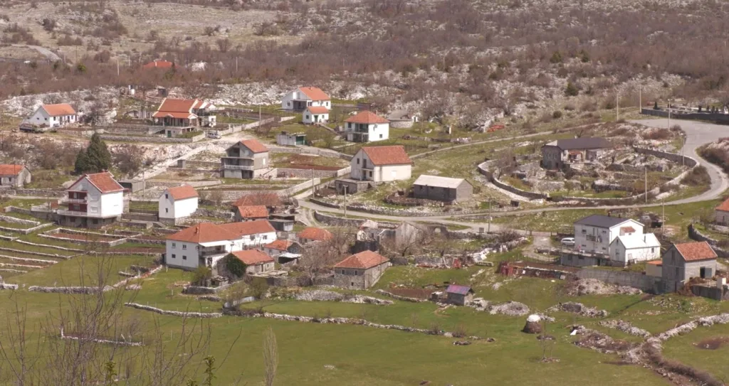 (VIDEO) Mještani Kuča protiv izgradnje kamenoloma; Zečević: Očekujemo analizu o zagađenju sredine neophodnu za početak radova 2 (VIDEO) Mještani Kuča protiv izgradnje kamenoloma; Zečević: Očekujemo analizu o zagađenju sredine neophodnu za početak radova