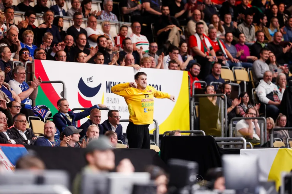 Simic na tribinama slavi gol lavova EHF