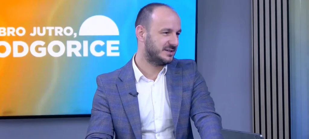 (VIDEO) Pavićević: Najviše lažnih diploma je u zdravstvu, skoro trećina javnih službenika ima sumnjive kvalifikacije 7 (VIDEO) Pavićević: Najviše lažnih diploma je u zdravstvu, skoro trećina javnih službenika ima sumnjive kvalifikacije