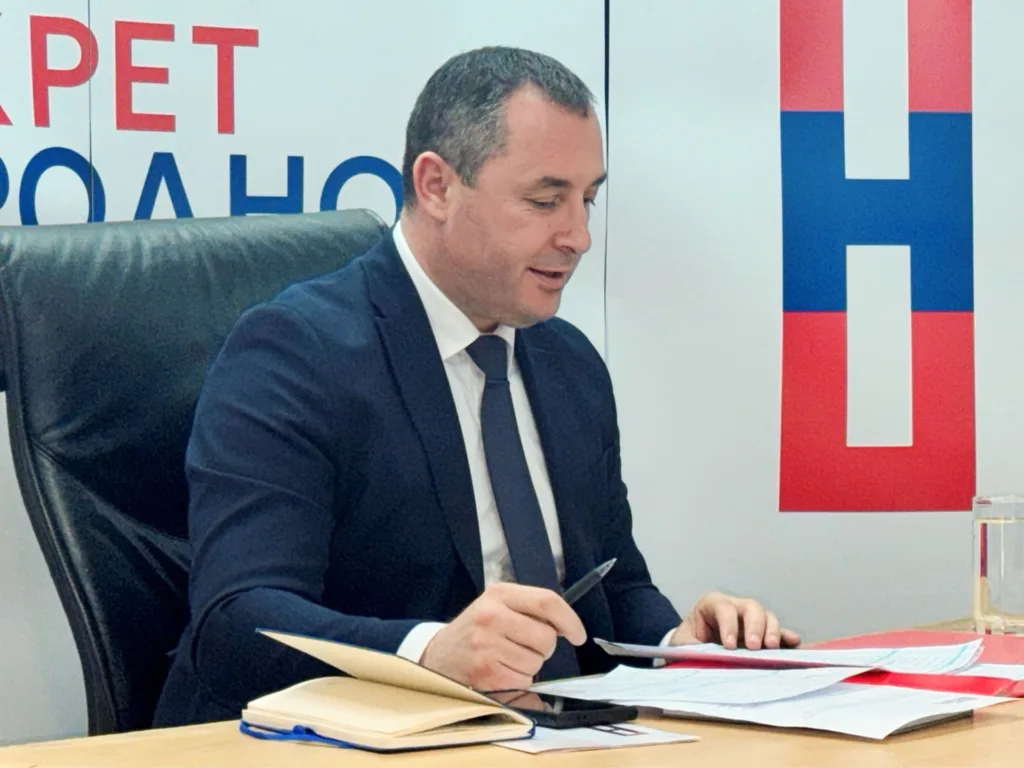 Šćekić: Javni servis da uvede ćirilicu kao ravnopravno pismo u svojim programima 7 Šćekić: Javni servis da uvede ćirilicu kao ravnopravno pismo u svojim programima