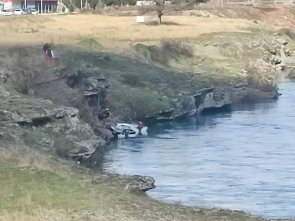 Nastavljena potraga za nestalima u Morači, vidljivost nešto bolja 15 Nastavljena potraga za nestalima u Morači, vidljivost nešto bolja