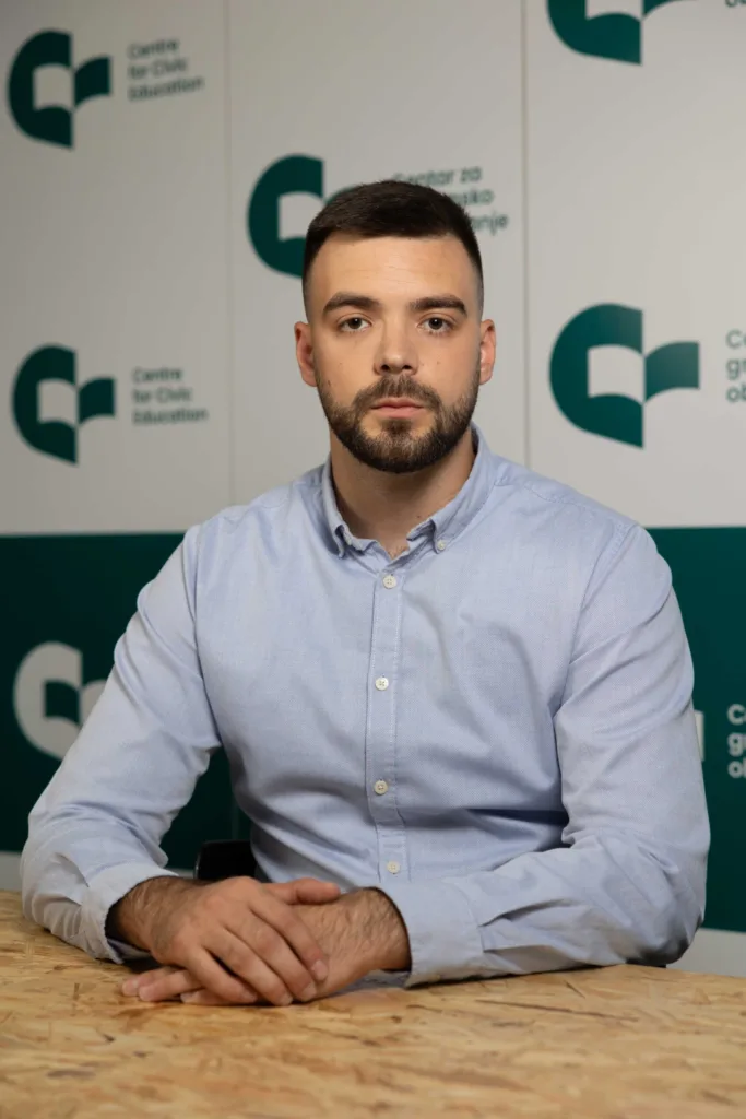 Obradović: Generacijski jaz u medijskim navikama, digitalni mediji dominantni u informisanju, a povjerenje u sadržaje u padu 15 Obradović: Generacijski jaz u medijskim navikama, digitalni mediji dominantni u informisanju, a povjerenje u sadržaje u padu