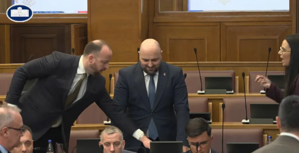 Poslanici opozicije blokirali rad sjednice: Nikolić isključio mikrofon ministru Božoviću