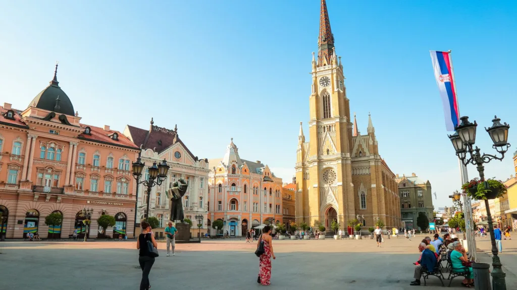 Zapaljena vrata katedrale u Novom Sadu, osude i apeli da se pronađu počinioci