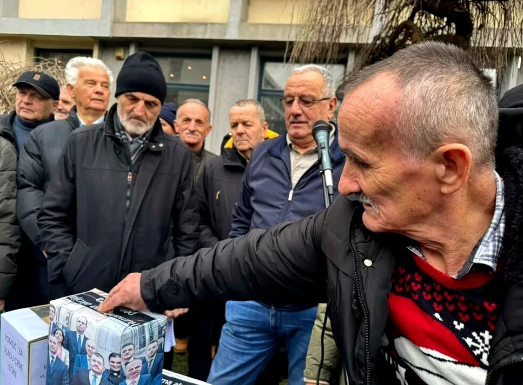 Penzioneri sa sjevera sjutra Vladi dostavljaju "pomoć" koju su im prikupili u Bijelom Polju i Rožajama 5 Penzioneri sa sjevera sjutra Vladi dostavljaju „pomoć“ koju su im prikupili u Bijelom Polju i Rožajama