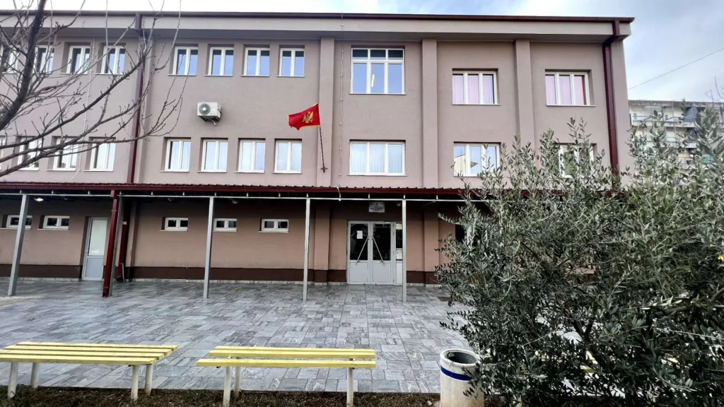 Ko čuva škole: Država izdvaja 922.500 eura za fizičko obezbjeđenje 28 Ko čuva škole: Država izdvaja 922.500 eura za fizičko obezbjeđenje