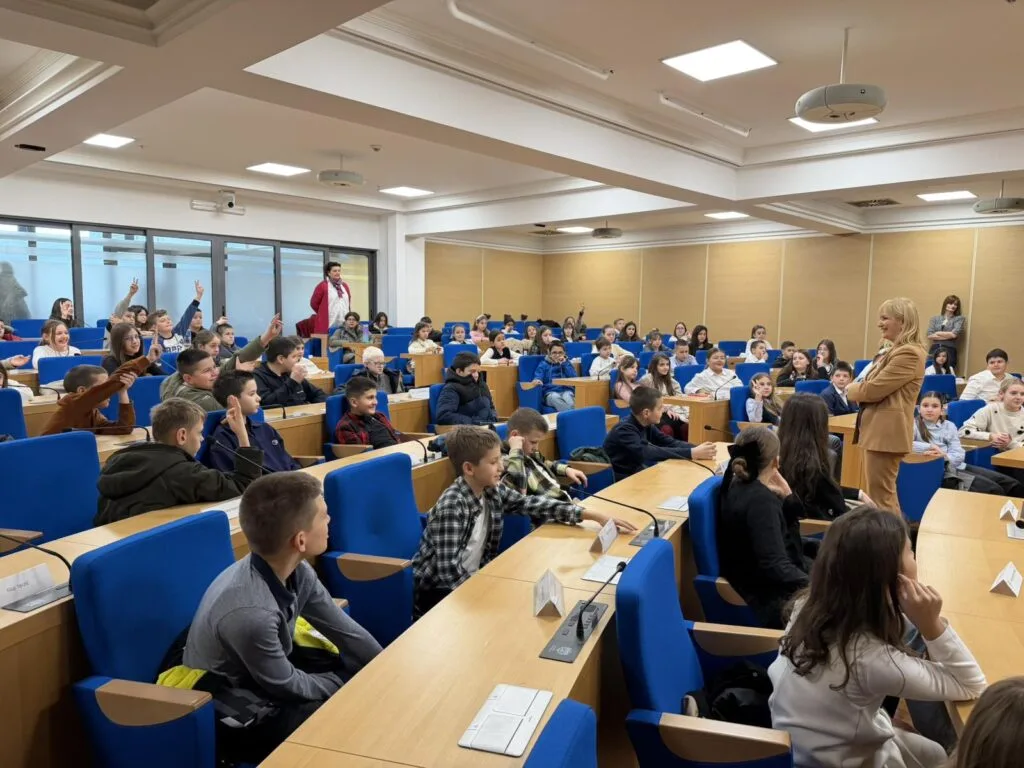 Učenici Osnovne škole "21. maj" u gradskoj skupštini; Borovinić Bojović: Ideje mladih doprinose boljem funkcionisanju grada 1 Učenici Osnovne škole „21. maj“ u gradskoj skupštini; Borovinić Bojović: Ideje mladih doprinose boljem funkcionisanju grada