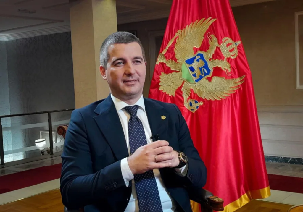 Bečić ne uzima dnevnice za putovanja, letio ekonomskom klasom niskobudžetne avio-komapnije