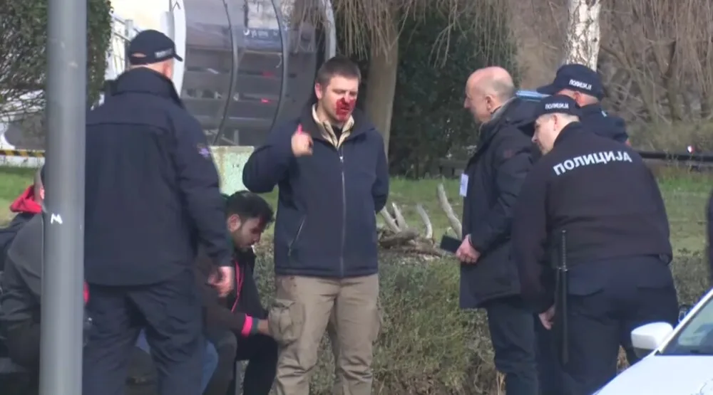 (VIDEO) Incidenti u Srbiji tokom izbora: Jednoj osobi povrijeđena glava, drugoj ruka, u masovnoj tuči maskiranih građana u Kuli