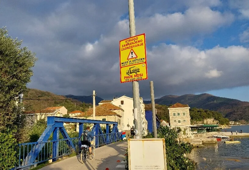 Željezni most u Meljinama odavno oštećen, vozači upozoreni, ali svi prolaze